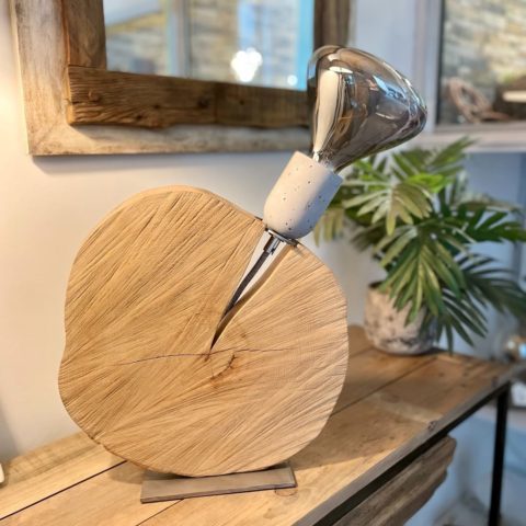 Une rondelle de bois avec une ampoule incrustée dedans, une lampe artisanale de Passion et Créations.