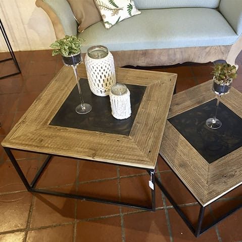 Deux tables gigognes artisanales sont représentées dans cette photo.