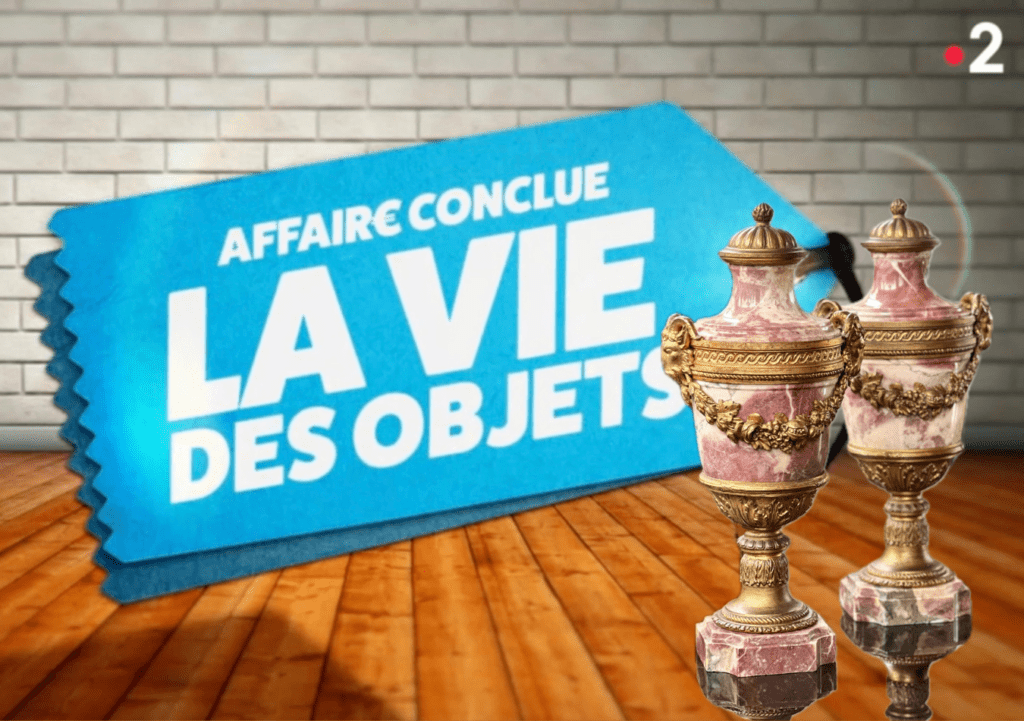 Cette image représente le logo de l'émission TV "La Vie des Objets" plus une image avant la modification des cassolettes que Sabine Pirat a transformé en lampe pour cet épisode de La Vie des Objets : transformation de cassolettes par Sabine