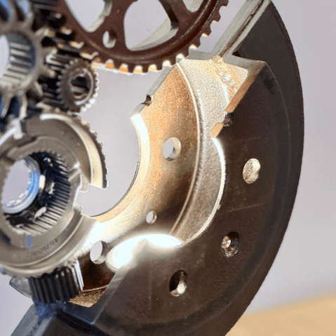 Cette image montre en gros plan une partie de l'intérieur de la sculpture nommée Galaxy I. Avec une lumière intégrée allumée.