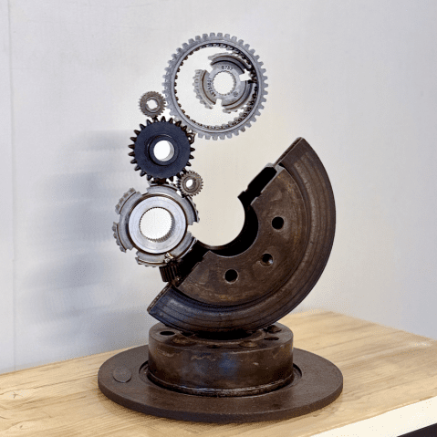 Cette image montre une sculpture en pièces mécaniques, elle se nomme Galaxy 2 car les pièces d'engrenages donnent l'impression de flotter comme comme des planètes.