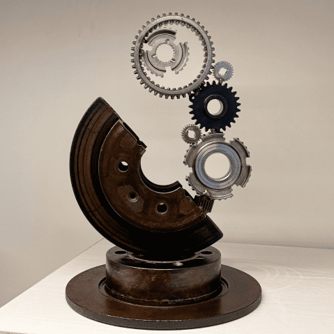 Cette image montre une sculpture en pièces mécaniques, elle se nomme Galaxy 2 car les pièces d'engrenages donnent l'impression de flotter comme comme des planètes.