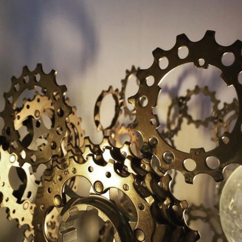 Un gros plan sur les engrenages qui composent une sculpture artisanale.