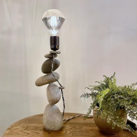 Une petite tour de pierres se transforme en une belle lampe artisanale dans les mains de Sabine.