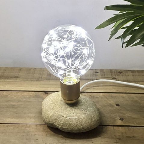 Voici une petite lampe artisanale, une lampe caillou de l'atelier Passion & Créations.