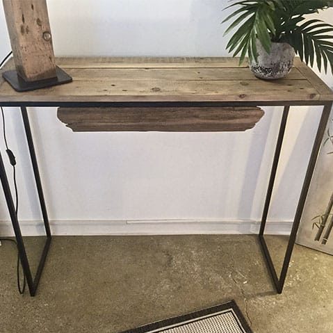 Une table console en bois et en métal fait partie du petit mobilier disponible chez Passion & Créations.