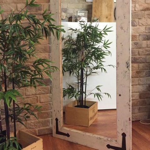 Un miroir avec un cadre en bois blanc est une création de l'atelier Passion & Créations.