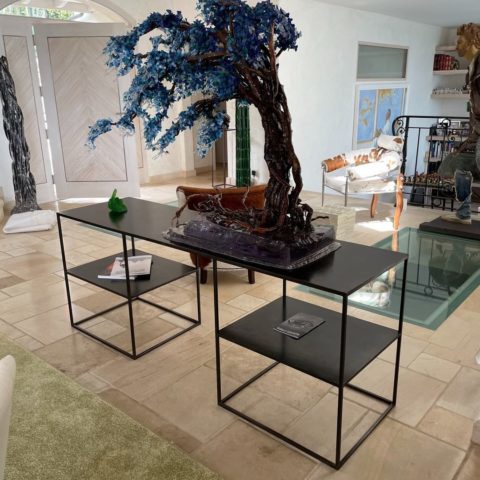 Une sculpture d'arbre avec des feuilles bleues sur un socle en métal de Passion & Créations.