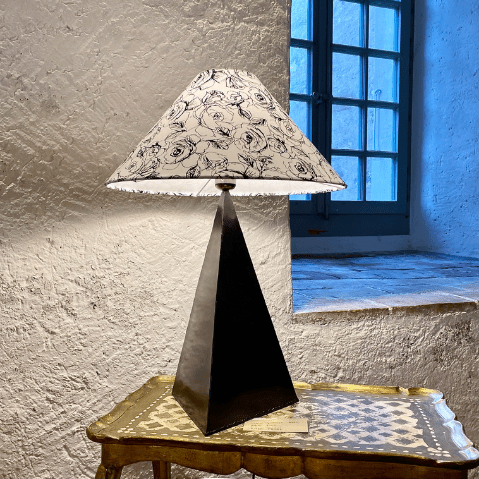 Une lampe artisanale avec un pied en métal et un abat-jour à fleurs, des roses noires. Une des nombreuses créations de Passion & Créations.